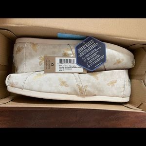 NWT Tom’s birch foil bumble bees alpargatas size 8